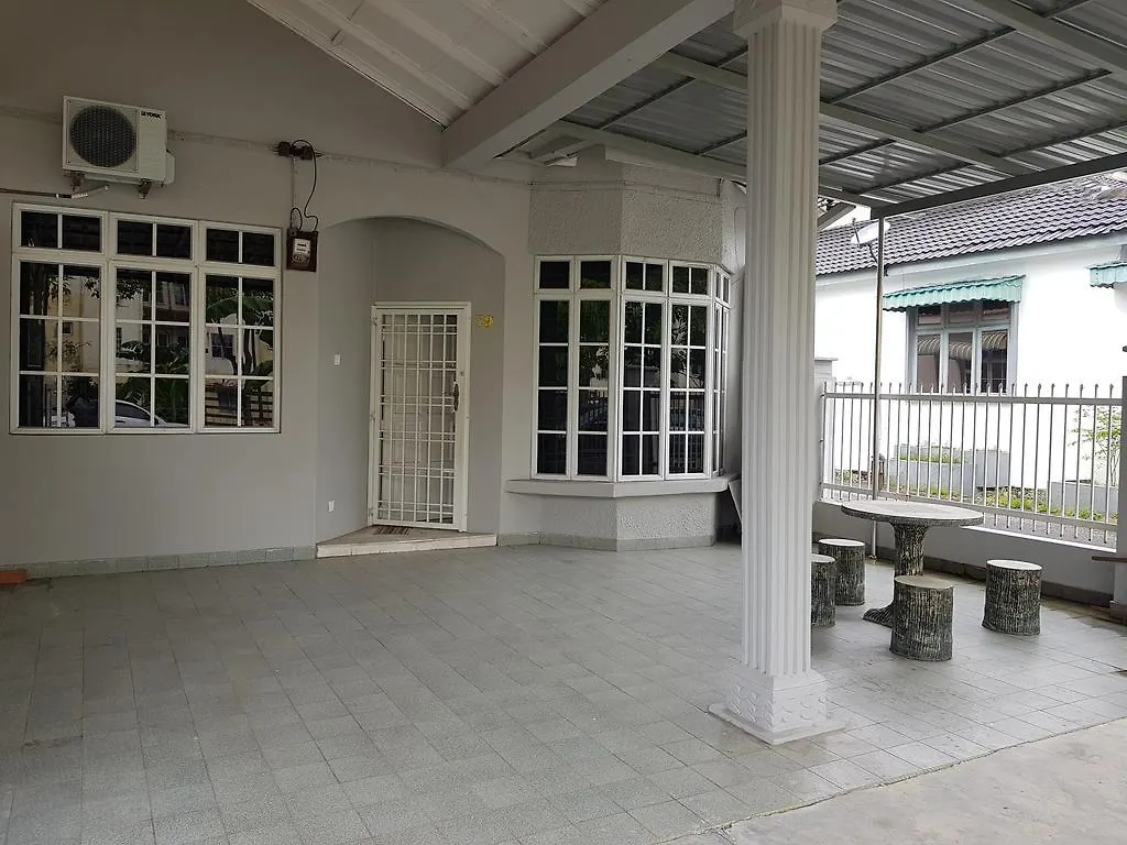 Jb Bandar Baru Uda Homestay ジョホールバル